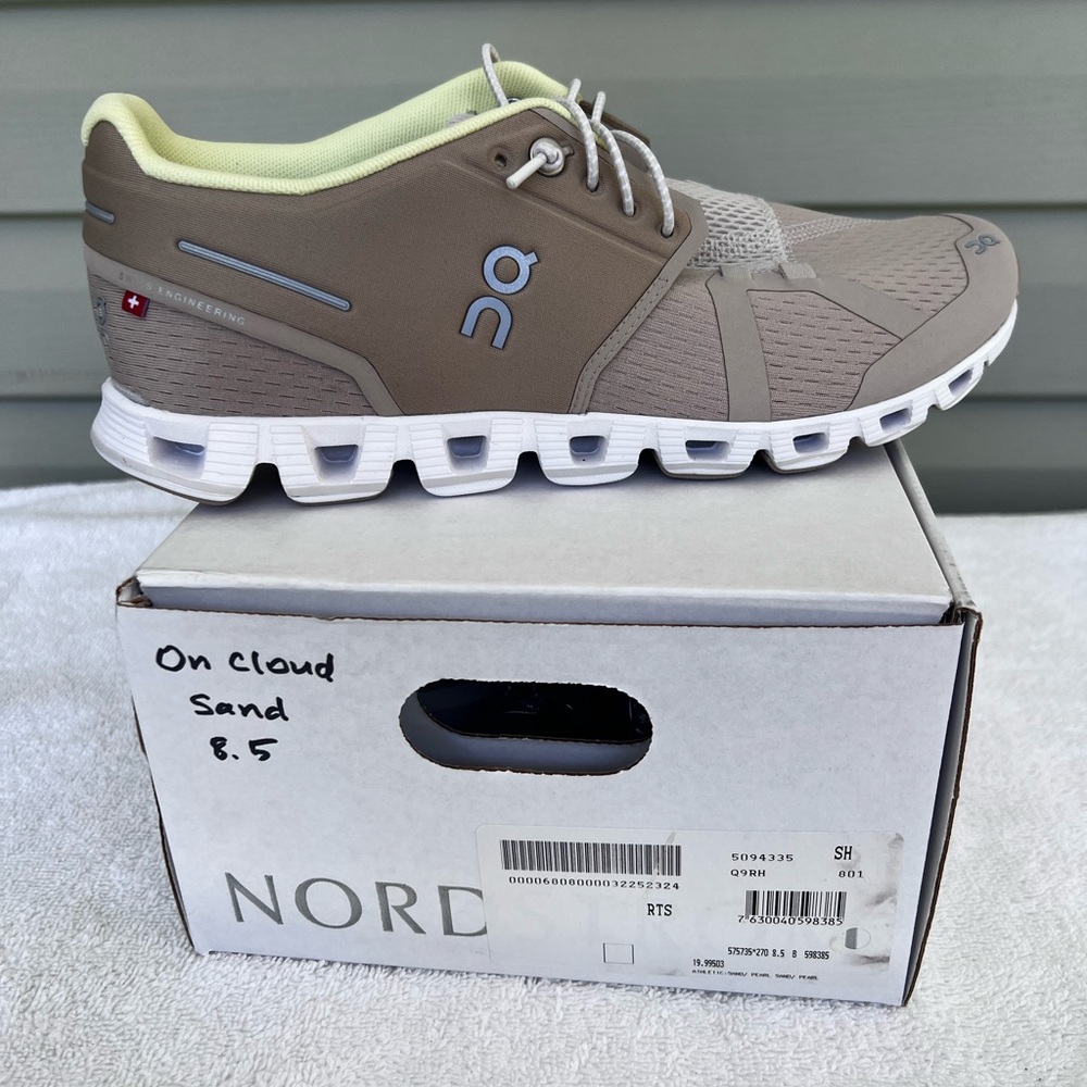 On Cloud Women’s Sand size 8.5